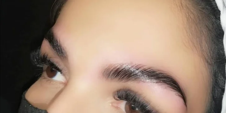 Dokonale upravené obočie a neodolateľný pohľad s lash liftom či 3D mihalnicami