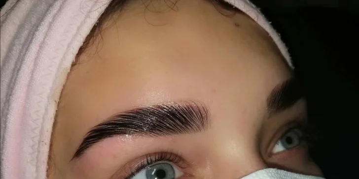 Dokonale upravené obočie a neodolateľný pohľad s lash liftom či 3D mihalnicami