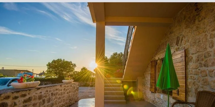 Slnečné Chorvátsko na 8 dní s polpenziou v luxusnej Ville Starigrad len 50 m od mora