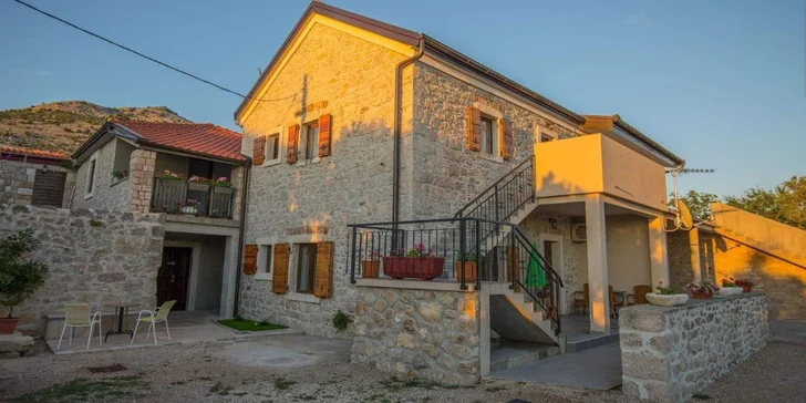Slnečné Chorvátsko na 8 dní s polpenziou v luxusnej Ville Starigrad len 50 m od mora