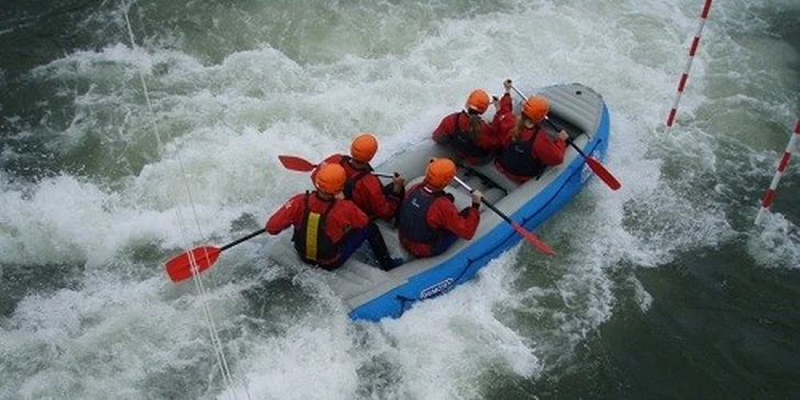 Rafting na vodnom kanáli alebo splavovanie Váhu na Liptove