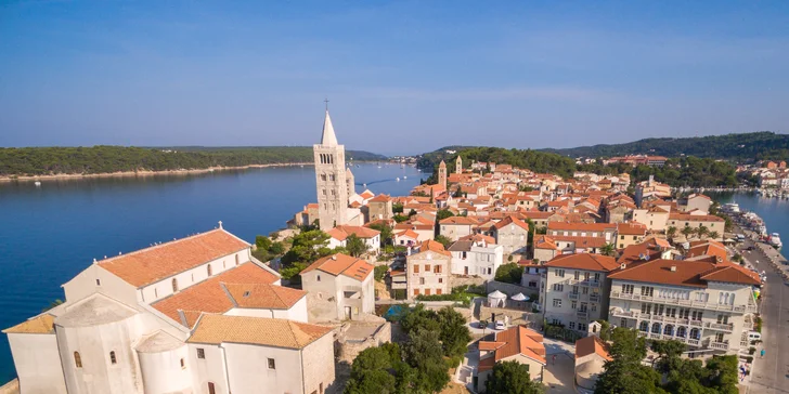 Fantastický pobyt na chorvátskom ostrove Rab: raňajky, vonkajší bazén aj výhľad na more
