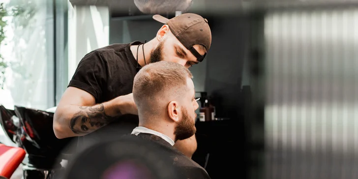 Pánsky strih alebo úprava brady v barberskom salóne 50 Shades