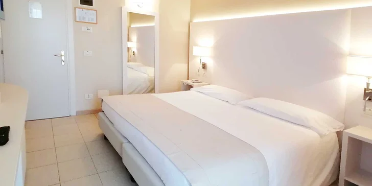 Letná dovolenka v Bibione: 4* hotel s raňajkami a bazénom, 250 m od mora