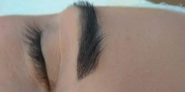 Získajte zvodný pohľad s lash liftingom alebo lamináciou obočia