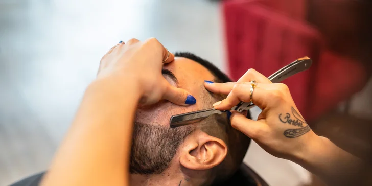 Pánsky strih alebo úprava brady barberom v salóne 50 Shades