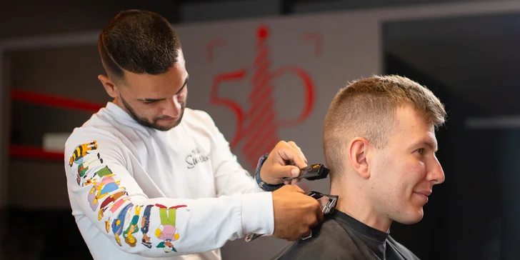Pánsky strih alebo úprava brady barberom v salóne 50 Shades