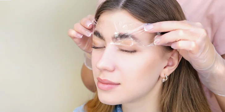 Získajte zvodný pohľad s lash liftingom alebo lamináciou obočia