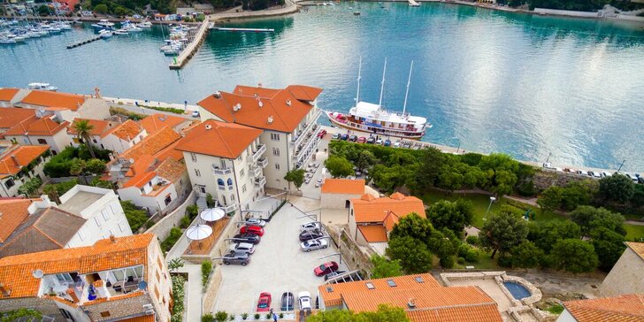 Fantastický pobyt na chorvátskom ostrove Rab: raňajky, vonkajší bazén aj výhľad na more