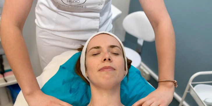 Svieža, zdravá a mladistvá pleť: liftingové ošetrenie s kryoguľami alebo Gua sha masážou