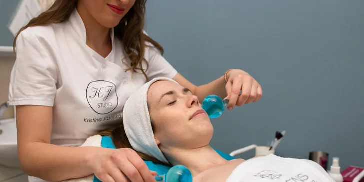 Svieža, zdravá a mladistvá pleť: liftingové ošetrenie s kryoguľami alebo Gua sha masážou