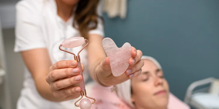 Svieža, zdravá a mladistvá pleť: liftingové ošetrenie s kryoguľami alebo Gua sha masážou