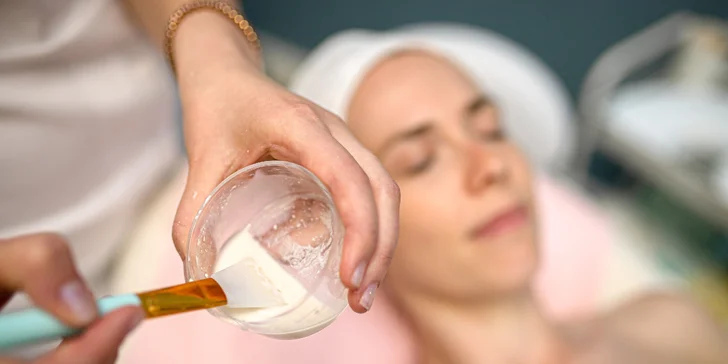 Svieža, zdravá a mladistvá pleť: liftingové ošetrenie s kryoguľami alebo Gua sha masážou