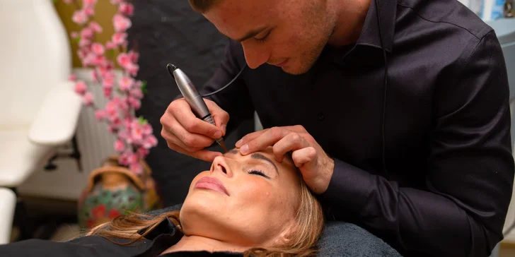 Prirodzene krásne obočie s technikou Combre či novinkou - Breezy brows!