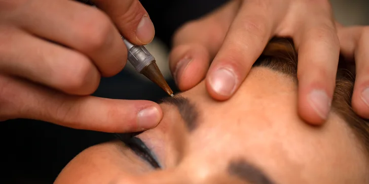 Prirodzene krásne obočie s technikou Combre či novinkou - Breezy brows!