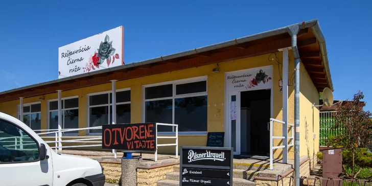 Netradičná pizza, napr. s mangom alebo jablkom či lososom a avokádom