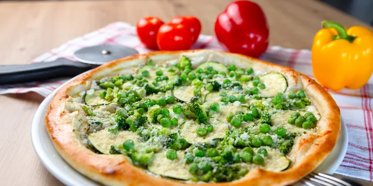 Netradičná pizza, napr. s mangom alebo jablkom či lososom a avokádom
