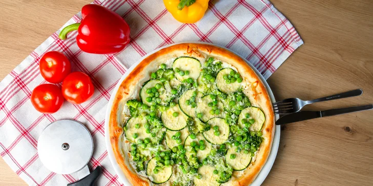 Netradičná pizza, napr. s mangom alebo jablkom či lososom a avokádom