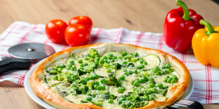 Netradičná pizza, napr. s mangom alebo jablkom či lososom a avokádom