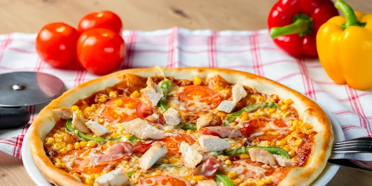 Netradičná pizza, napr. s mangom alebo jablkom či lososom a avokádom
