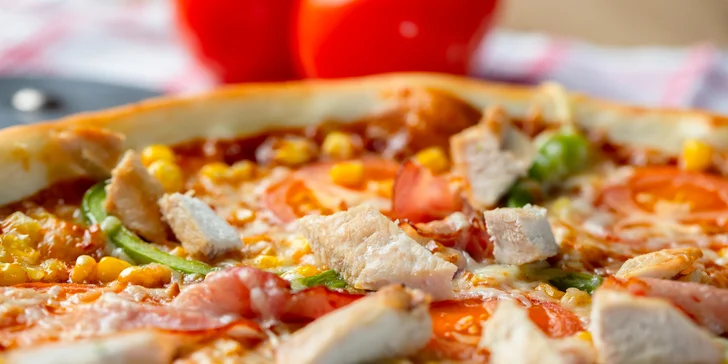 Netradičná pizza, napr. s mangom alebo jablkom či lososom a avokádom