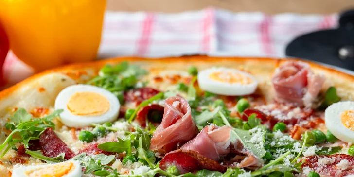 Netradičná pizza, napr. s mangom alebo jablkom či lososom a avokádom