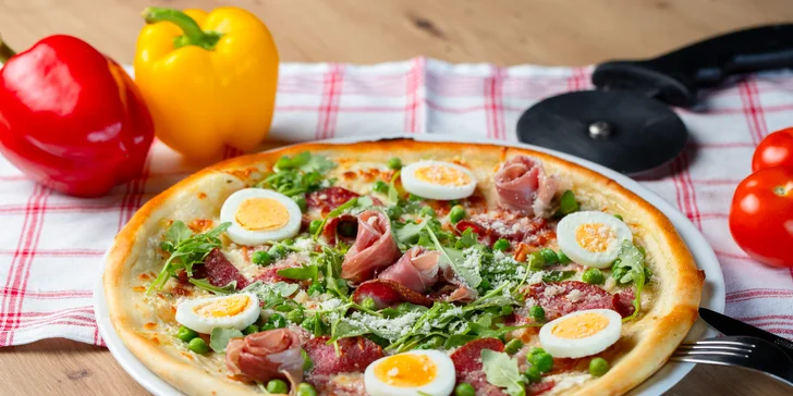 Netradičná pizza, napr. s mangom alebo jablkom či lososom a avokádom