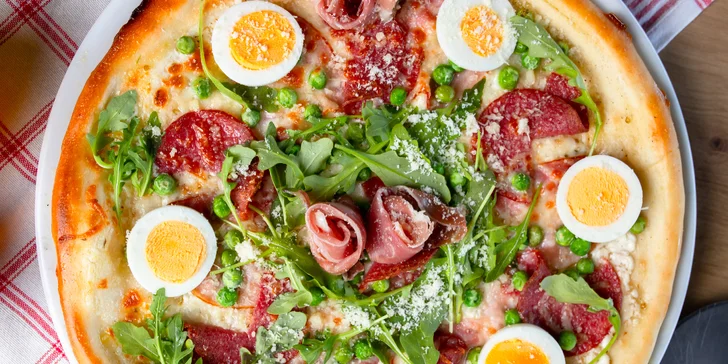 Netradičná pizza, napr. s mangom alebo jablkom či lososom a avokádom