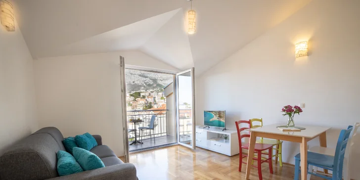 Dovolenka na Makarskej riviére: moderné apartmány s balkónom, len 50 metrov od pláže