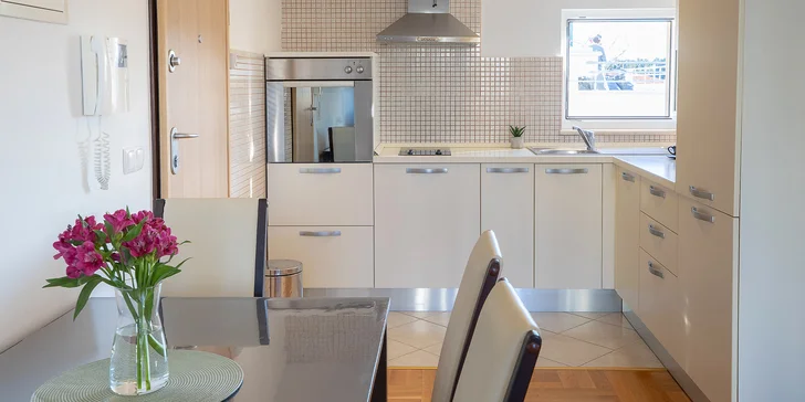Dovolenka na Makarskej riviére: moderné apartmány s balkónom, len 50 metrov od pláže