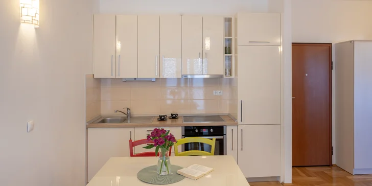 Dovolenka na Makarskej riviére: moderné apartmány s balkónom, len 50 metrov od pláže