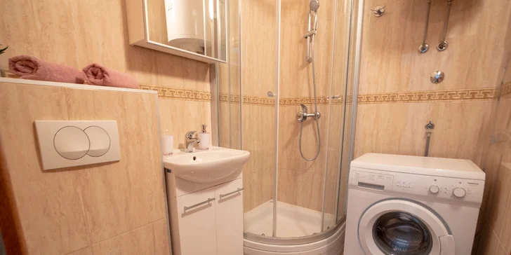 Dovolenka na Makarskej riviére: moderné apartmány s balkónom, len 50 metrov od pláže