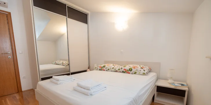 Dovolenka na Makarskej riviére: moderné apartmány s balkónom, len 50 metrov od pláže