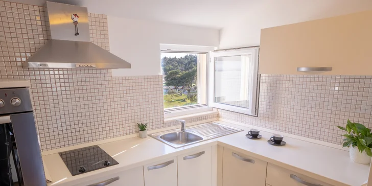 Dovolenka na Makarskej riviére: moderné apartmány s balkónom, len 50 metrov od pláže