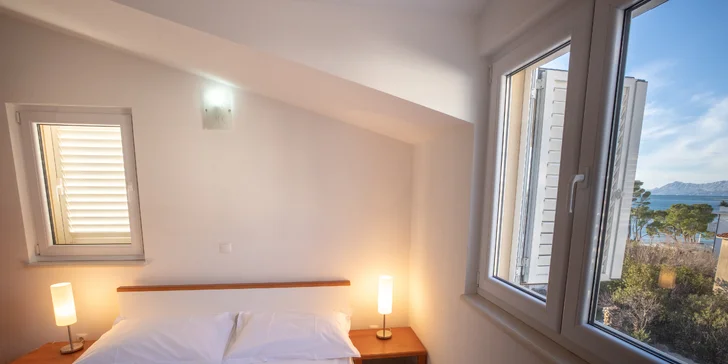 Dovolenka na Makarskej riviére: moderné apartmány s balkónom, len 50 metrov od pláže