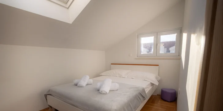 Dovolenka na Makarskej riviére: moderné apartmány s balkónom, len 50 metrov od pláže