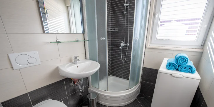 Dovolenka na Makarskej riviére: moderné apartmány s balkónom, len 50 metrov od pláže