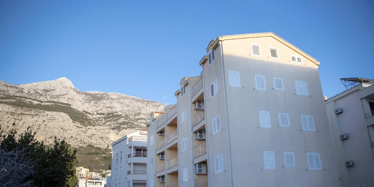 Dovolenka na Makarskej riviére: moderné apartmány s balkónom, len 50 metrov od pláže