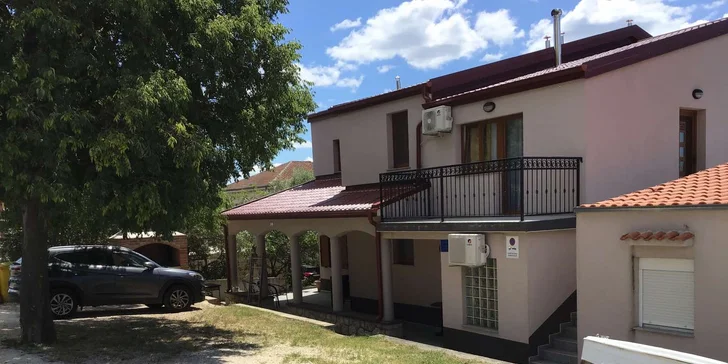 Slnečné Chorvátsko na 8 dní s polpenziou v luxusnej Ville Starigrad len 50 m od mora