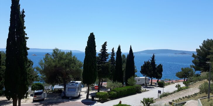 Dovolenka v perfektne vybavenom rezorte pri Splite: klimatizované mobilné domčeky až pre 6 osôb a more zábavy