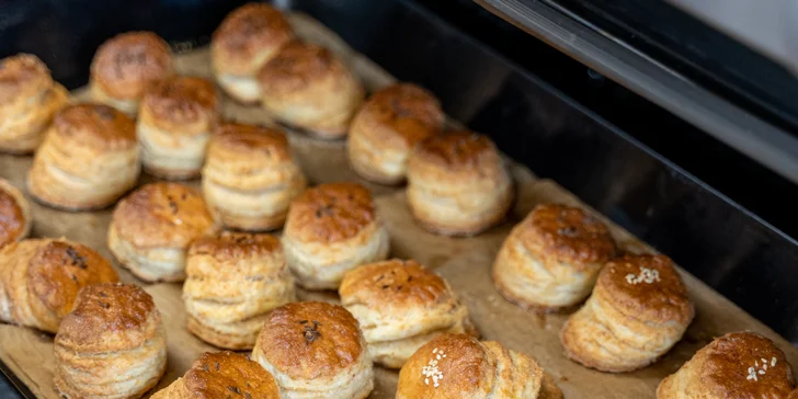 Čerstvé domáce škoricovníky, nutelovníky, záviny, šišky, pagáčiky i langoše