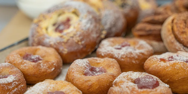 Čerstvé domáce škoricovníky, nutelovníky, záviny, šišky, pagáčiky i langoše