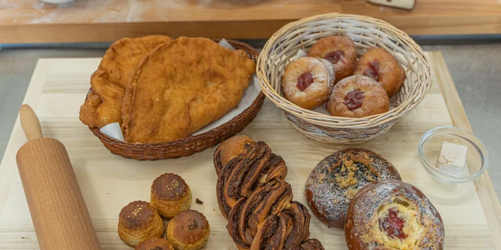 Čerstvé domáce škoricovníky, nutelovníky, záviny, šišky, pagáčiky i langoše