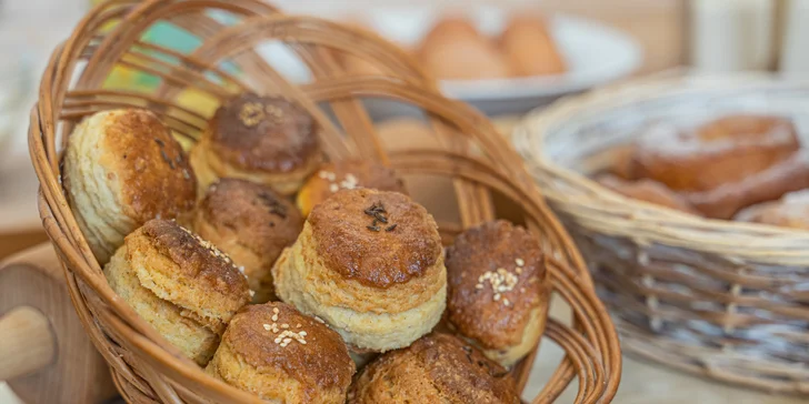 Čerstvé domáce škoricovníky, nutelovníky, záviny, šišky, pagáčiky i langoše