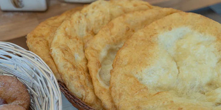 Čerstvé domáce škoricovníky, nutelovníky, záviny, šišky, pagáčiky i langoše