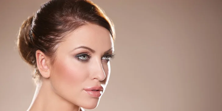 Permanentný make-up obočia v salóne v centre mesta