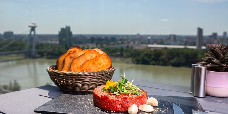 200 g tatarák v reštaurácii s krásnym výhľadom na Dunaj a Bratislavský hrad