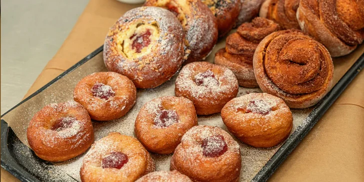 Čerstvé domáce škoricovníky, nutelovníky, záviny, šišky, pagáčiky i langoše
