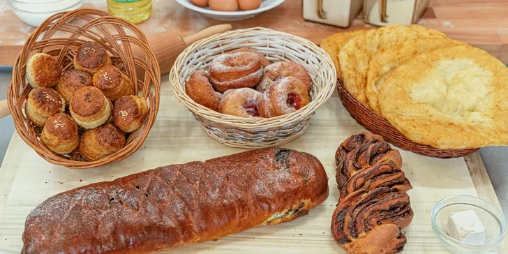 Čerstvé domáce škoricovníky, nutelovníky, záviny, šišky, pagáčiky i langoše