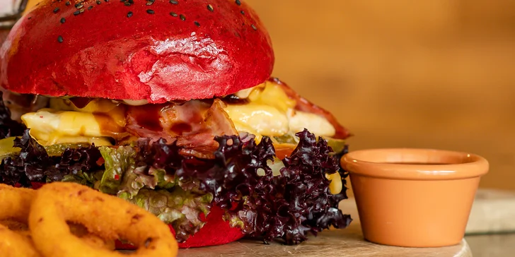 Burger alebo pizza v reštaurácii Zubačka na Štrbskom plese